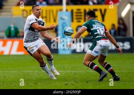 23. Oktober 2021; Mattioli Woods Welford Road Stadium, Leicester, England; Gallagher Premiership Rugby, Leicester Tigers versus Sale Sharks; Rohan Janse van Rensburg von Sale Sharks geht weit Stockfoto