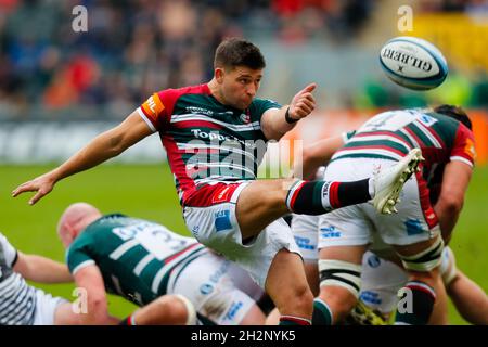 23. Oktober 2021; Mattioli Woods Welford Road Stadium, Leicester, England; Gallagher Premiership Rugby, Leicester Tigers versus Sale Sharks; Ben Youngs von Leicester Tigers Box fällt klar Stockfoto