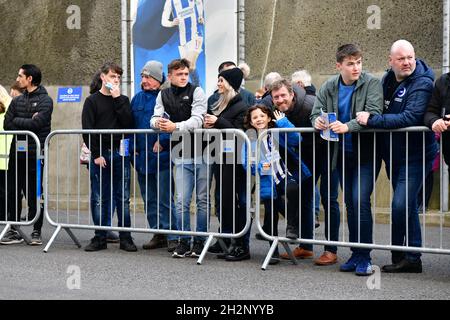 Brighton, Großbritannien. Oktober 2021. Brighton-Fans warten auf die Ankunft ihres Teamtrainers vor dem Premier League-Spiel zwischen Brighton & Hove Albion und Manchester City am 23. Oktober 2021 im englischen Brighton. (Foto von Jeff Mood/phcimages.com) Quelle: PHC Images/Alamy Live News Stockfoto