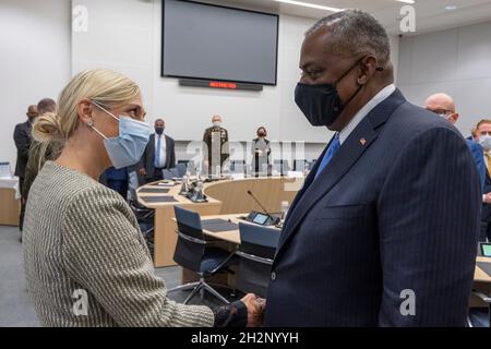 Brüssel, Belgien. 21. Oktober 2021. Der US-Verteidigungsminister Lloyd J. Austin III begrüßt den dänischen Verteidigungsminister Trine Bramsen beim NATO-Verteidigungsminister-Treffen am 21. Oktober 2021 in Brüssel, Belgien. Quelle: Chad McNeeley/DOD/Alamy Live News Stockfoto