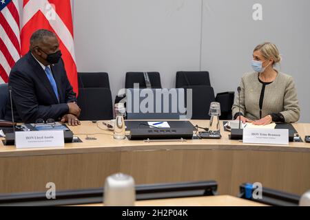 Brüssel, Belgien. 21. Oktober 2021. US-Verteidigungsminister Lloyd J. Austin III trifft sich am Rande des NATO-Verteidigungsministeriums am 21. Oktober 2021 in Brüssel, Belgien, mit dem dänischen Verteidigungsminister Trine Bramsen. Quelle: Chad McNeeley/DOD/Alamy Live News Stockfoto