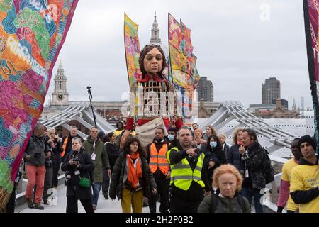 23/10/2021. London, Großbritannien. Die kleine Amal, die 3.5 Meter hohe Marionette eines neun Jahre alten syrischen MigrantInnen, geht über die Millennium Bridge. Die riesige Marionette hat fast eine 5,000 Meilen lange Reise durch Europa absolviert, um die Bedürfnisse junger Flüchtlinge und die Reisen für ein besseres Leben zu wecken. Foto von Ray Tang. Stockfoto