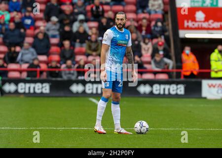 WALSALL, GROSSBRITANNIEN. 23. OKTOBER Barrows Oliver Banks während der zweiten Hälfte des Sky Bet League 2-Spiels zwischen Walsall und Barrow im Banks' Stadium, Walsall, am Samstag, den 23. Oktober 2021. (Kredit: John Cripps | MI Nachrichten) Kredit: MI Nachrichten & Sport /Alamy Live Nachrichten Stockfoto