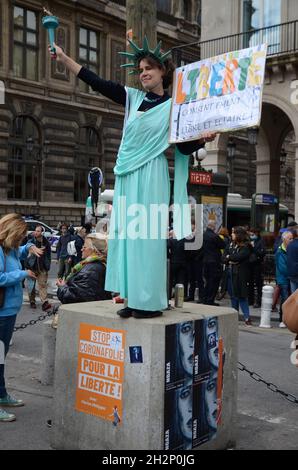 Paris: Neue Demonstration gegen den Gesundheitsausweis und Impfpflicht mit Florian Philippot, dem Vorsitzenden der Partei „les patriotes“. Stockfoto