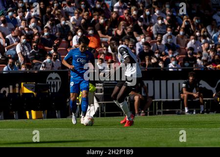 Valencia, Spanien. Oktober 2021. Mouctar Diakhaby von Valencia CF und Lee Kang-in von RCD Mallorca werden während der spanischen La Liga, Fußballspiel zwischen Valencia CF und RCD Mallorca im Mestalla Stadion in Valencia, in Aktion gesehen.(Endstand; Valencia CF 2:2 RCD Mallorca) Kredit: SOPA Images Limited/Alamy Live News Stockfoto