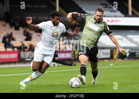 Devante Rodney von Port Vale (links) und Luke Chambers von Colchester United kämpfen während des zweiten Spiels der Sky Bet League in Vale Park, Stoke, um den Ball. Bilddatum: Samstag, 2. Oktober 2021. Stockfoto