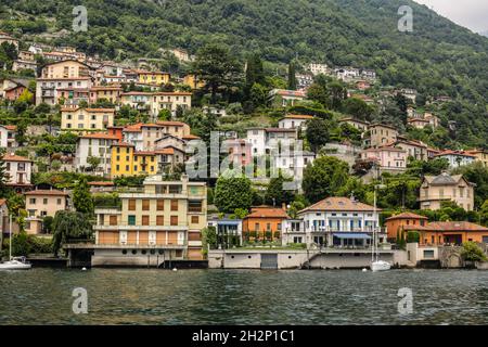 Como, Italien - 15. Juni 2017: Blick auf die traditionellen bunten Häuser am Comer See Stockfoto