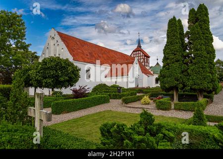 Die Kirche von Jelling steht auf dem Grab des ersten Wikingers, der das Christentum in Dänemark angenommen hat.an seiner Seite erzählen die Runensteine die Geschichte.Welterbe Stockfoto