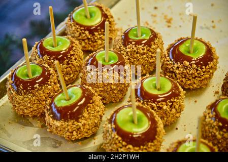 Frisch zubereitete Karamelläpfel mit grünen Äpfeln, Karamell und überzogen mit zerdrückter Erdnussauflage auf Tablett, Pigeon Forge, Tennessee, USA. Stockfoto