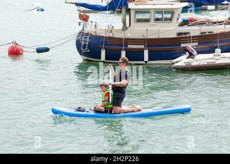 Paddle Boarding Dartmouth, Devon, England, Vereinigtes Königreich. Stockfoto