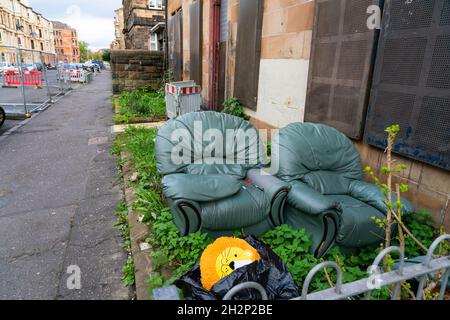 Glasgow, Schottland, Großbritannien. Oktober 2021. Eine Woche vor dem Beginn der UN-Klimakonferenz COP26 in Glasgow werden Hausmüll in den Straßen von Govanhill in Glasgow weggeworfen. Die Müllsammler der Stadt haben gesagt, dass sie während der Konferenz streiken werden, was zu Befürchtungen führt, dass die Straßen der Stadt voller Müll sein werden, während sie im Rampenlicht der Welt stehen. Iain Masterton/Alamy Live News. Stockfoto