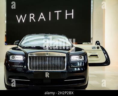 münchen, april 30 2016. Präsentation eines luxuriösen Rolls Royce Wraith mit geöffneter Tür in der BMW Welt Stockfoto