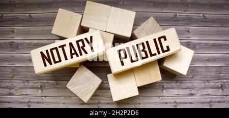 Das Wort Notar Public auf Holzblöcken und Holzhintergrund geschrieben. Kann für Geschäfts-, Marketing- und Finanzkonzepte verwendet werden. Stockfoto