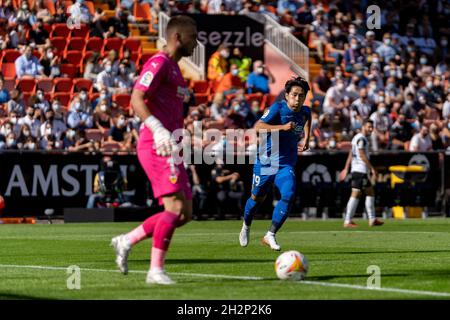 Valencia, Spanien. Oktober 2021. Jasper Cillessen von Valencia CF und Lee Kang-in von RCD Mallorca sind während des spanischen Fußballspiels La Liga zwischen Valencia CF und RCD Mallorca im Mestalla-Stadion in Valencia in Aktion zu sehen.(Endstand; Valencia CF 2:2 RCD Mallorca) (Foto: Xisco Navarro/SOPA Images/Sipa USA) Quelle: SIPA USA/Alamy Live News Stockfoto