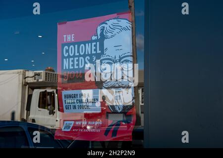 Cippenham, Slough, Bekshire, Großbritannien. Oktober 2021. Eine Anzeige für Mitarbeiter des KFC-Restaurants auf der A4 in Cippenham. Quelle: Maureen McLean/Alamy Stockfoto