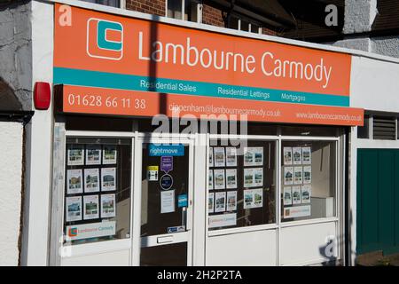 Cippenham, Slough, Bekshire, Großbritannien. Oktober 2021. Die Lambourne Carmody Immobilienmakler bei Cippenham. Die Immobilienpreise bleiben trotz der Covid-19-Pandemie sehr hoch. Quelle: Maureen McLean/Alamy Stockfoto