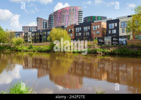 Aire Lofts neue Wohnsiedlung am Flussufer im Climate Innovation District neben dem River Aire in Leeds, West Yorkshire Stockfoto