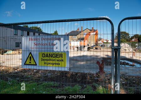 Cippenham, Slough, Bekshire, Großbritannien. Oktober 2021. Ein ehemaliges Reifen- und Autodienstunternehmen, das auf der A4 abgerissen wird. Die Regierung fördert ihren Plan zur Verbesserung des „Build Back Better“-Programms für Wachstum. Quelle: Maureen McLean/Alamy Stockfoto