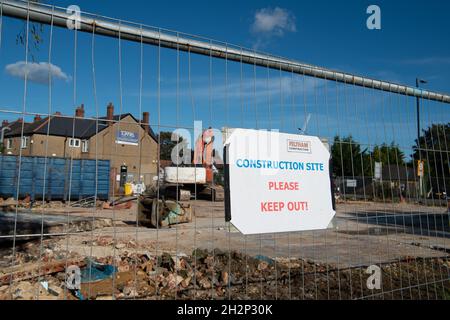 Cippenham, Slough, Bekshire, Großbritannien. Oktober 2021. Ein ehemaliges Reifen- und Autodienstunternehmen, das auf der A4 abgerissen wird. Die Regierung fördert ihren Plan zur Verbesserung des „Build Back Better“-Programms für Wachstum. Quelle: Maureen McLean/Alamy Stockfoto