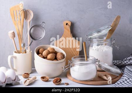 Küchenutensilien und Behälter. Zutaten zum Backen von Kuchen Stockfoto