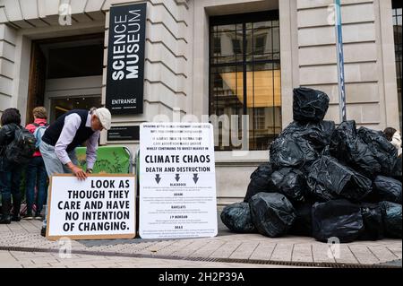 London, Großbritannien. 17. Oktober 2021. Unterstützer des Extinction Rebellion versammeln sich vor dem Wissenschaftsmuseum gegen eine Konferenz, an der die Spitzenverschmutzer teilnehmen werden Stockfoto