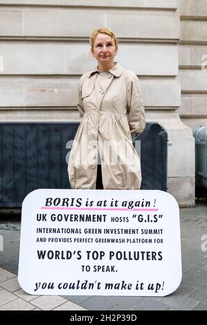 London, Großbritannien. 17. Oktober 2021. Unterstützer des Extinction Rebellion versammeln sich vor dem Wissenschaftsmuseum gegen eine Konferenz, an der die Spitzenverschmutzer teilnehmen werden Stockfoto