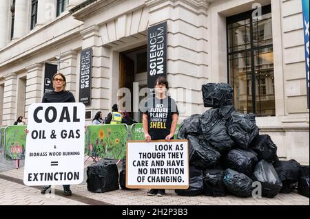 London, Großbritannien. 17. Oktober 2021. Unterstützer des Extinction Rebellion versammeln sich vor dem Wissenschaftsmuseum gegen eine Konferenz, an der die Spitzenverschmutzer teilnehmen werden Stockfoto