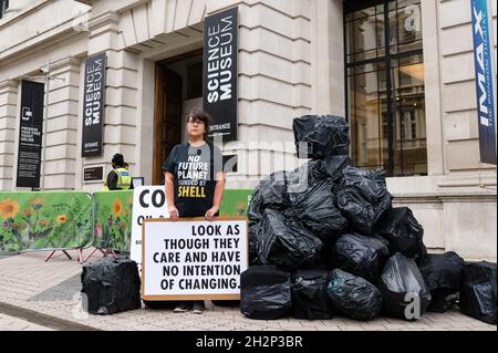 London, Großbritannien. 17. Oktober 2021. Unterstützer des Extinction Rebellion versammeln sich vor dem Wissenschaftsmuseum gegen eine Konferenz, an der die Spitzenverschmutzer teilnehmen werden Stockfoto