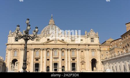 VATIKAN, ITALIEN - 02. Sep 2019: Ein schöner Blick auf den Petersdom an einem sonnigen Morgen, Vatikanstadt, Vatikan Stockfoto