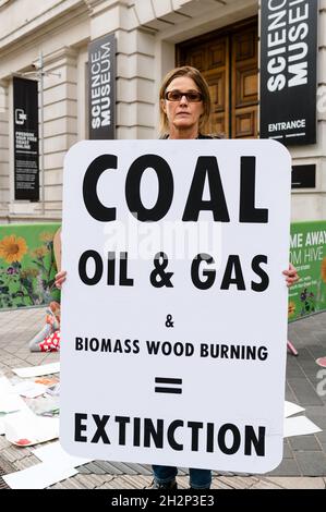 London, Großbritannien. 17. Oktober 2021. Unterstützer des Extinction Rebellion versammeln sich vor dem Wissenschaftsmuseum gegen eine Konferenz, an der die Spitzenverschmutzer teilnehmen werden Stockfoto