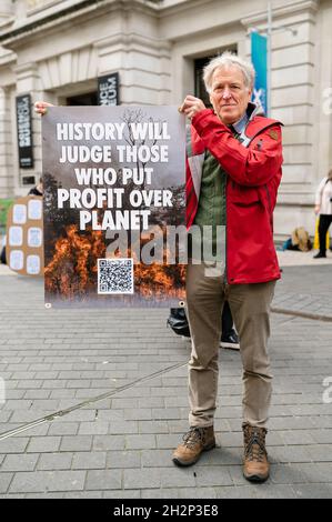 London, Großbritannien. 17. Oktober 2021. Unterstützer des Extinction Rebellion versammeln sich vor dem Wissenschaftsmuseum gegen eine Konferenz, an der die Spitzenverschmutzer teilnehmen werden Stockfoto
