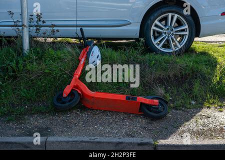 Cippenham, Slough, Bekshire, Großbritannien. Oktober 2021. Der bekannte Anblick eines Omron-Mietfahrers, der am Straßenrand liegt. Quelle: Maureen McLean/Alamy Stockfoto