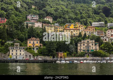 Como, Italien - 15. Juni 2017: Blick auf die traditionellen bunten Gebäude am Comer See Stockfoto