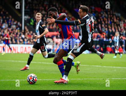 23. Oktober 2021; Selhurst Park, Crystal Palace, London, England; Premier League Fußball, Crystal Palace gegen Newcastle: Javi Manquillo von Newcastle United fordert Odsonne Edouard von Crystal Palace heraus Stockfoto