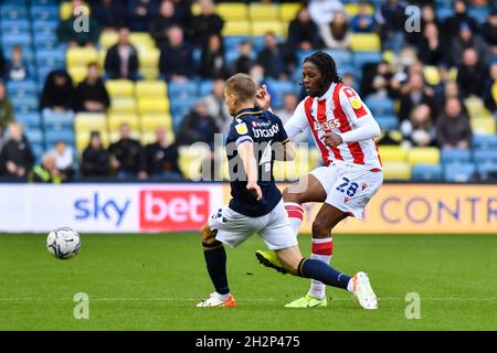 LONDON, UK 24. Okt. Romaine Sawyers of Stoke City kämpft während des Sky Bet Championship-Spiels zwischen Millwall und Stoke City am Samstag, dem 23. Oktober 2021, im The Den, London um den Besitz von Shaun Hutchinson von Millwall. (Kredit: Ivan Yordanov | MI Nachrichten) Kredit: MI Nachrichten & Sport /Alamy Live Nachrichten Stockfoto