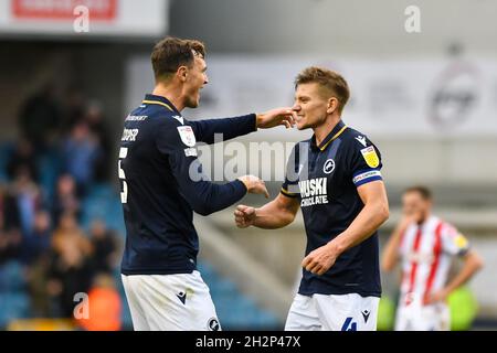 LONDON, UK 24. Okt Shaun Hutchinson von Millwall feiert mit Jake Cooper von Millwall nach dem Sky Bet Championship-Spiel zwischen Millwall und Stoke City am Samstag, dem 23. Oktober 2021, im The Den, London. (Kredit: Ivan Yordanov | MI Nachrichten) Kredit: MI Nachrichten & Sport /Alamy Live Nachrichten Stockfoto