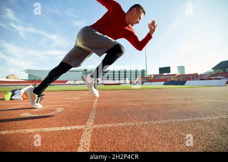 Professioneller männlicher Athlet, der sich auf das Rennen im Stadion vorbereitet Stockfoto