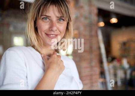 Porträt einer schönen natürlichen kaukasischen blonden Frau Stockfoto