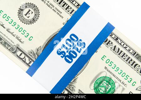 US-Dollar-Geldpaket mit Geldband aus Papier der Serie Pader100. Stockfoto