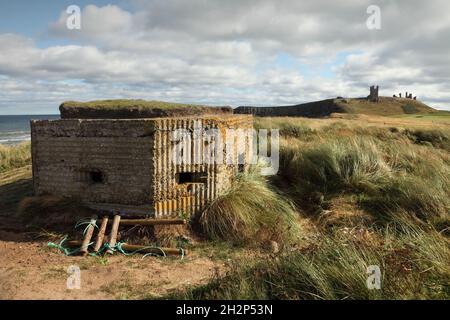 Betonsäulenkasten aus dem Zweiten Weltkrieg in der Nähe des Dunstanburgh Castle aus dem 14. Jahrhundert, nördlich von Craster, Northumberland, Großbritannien. Stockfoto