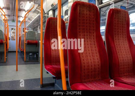 South Western Railway Electric Commuter Train Carriage Interieur Und Polsterung Ohne Personen Stockfoto