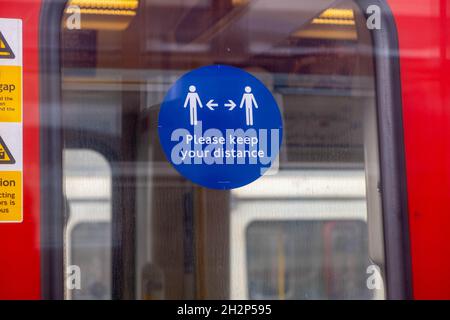 London Tube Train Nahaufnahme Von Covid-19 Coronavirus Keep Apart Sign Oder Social Distancing Door Sticker Stockfoto