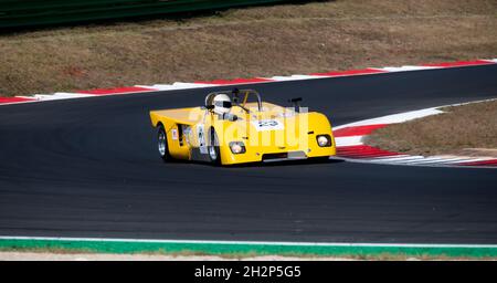 Italien, september 11 2021. Vallelungaklassiker. Chevron B21-Autorennen auf Asphaltstrecke bei einer Kurswende Stockfoto