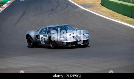 Italien, september 11 2021. Vallelungaklassiker. Ford GT40 Rennwagen Herausforderung auf Asphalt Strecke bei Circuit Turn Stockfoto