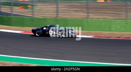 Italien, september 11 2021. Vallelungaklassiker. Chevron B8 Rennwagen auf Rennbahn verschwommener Bewegungshintergrund Stockfoto