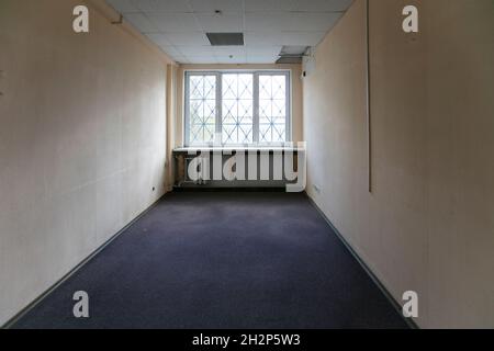 Leeres Zimmer mit beigefarbenen Wänden. Stockfoto