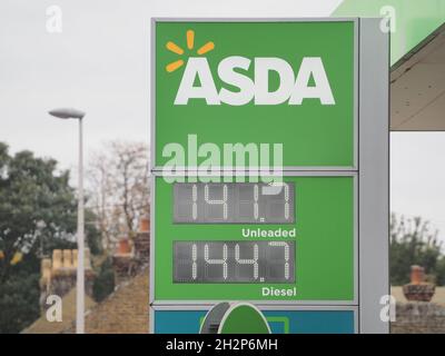 Rainham, Kent, Großbritannien. Oktober 2021. Die meisten Tankstellen haben ihre Preise nach der „Tankstellenmontage“ erhöht. An diesem Nachmittag gibt es in Rainham, Kent, Preisschilder für Supermärkte und Marken für Benzin. Kredit: James Bell/Alamy Live Nachrichten Stockfoto