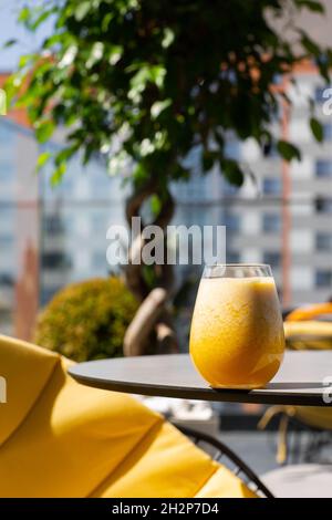 Glas gelbe Banane, Orange, Mango-Smoothies oder Saftfrucht isoliert auf hellem Hintergrund. Overhead-Ansicht, Kopierbereich. Werbung für Café-Menü. Stockfoto