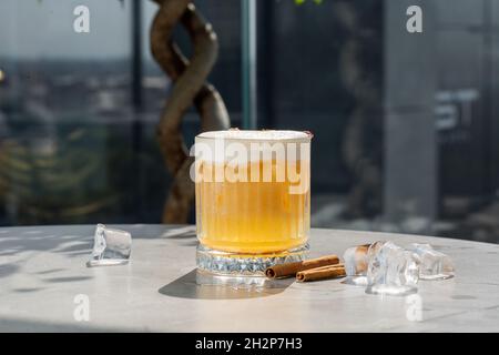 Apfelwein-Cocktail mit Zimt und Apfelscheiben Traditionelles Herbst- und Wintergetränk isoliert auf hellem Hintergrund. Stockfoto