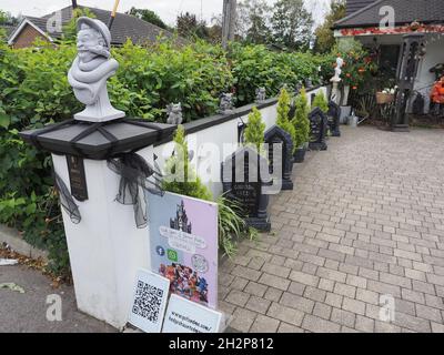 Rainham, Kent, Großbritannien. Oktober 2021. Die Familie Hedges in Rainham, Kent, hat ihr Haus in ein Haunted Mansion verwandelt, in dem Disney-Figuren zu Halloween gezeigt werden, um Geld für Wohltätigkeitsorganisationen zu sammeln: Medway Foodbank & My Shining Star Children's Cancer Charity. Kredit: James Bell/Alamy Live Nachrichten Stockfoto